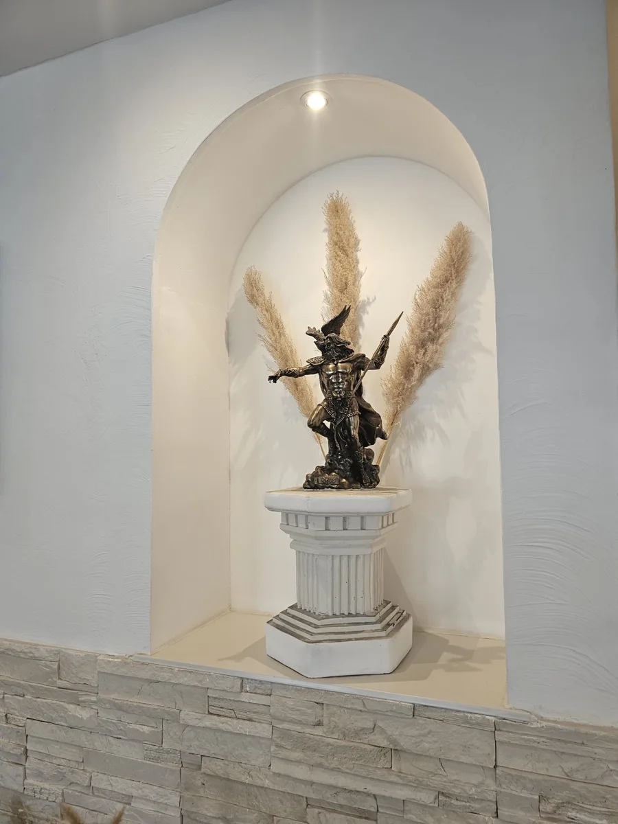 Griechische Statue im Restaurant Kreta